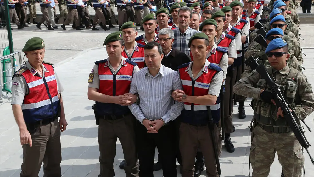 بعد سجنهم منذ الانقلاب الفاشل 2016.. تركيا تطلق سراح 71 طالبا عسكريا