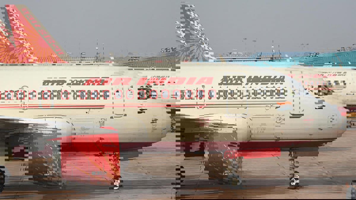 إجلاء طائرة ركاب في مسقط بعد انبعاث دخان