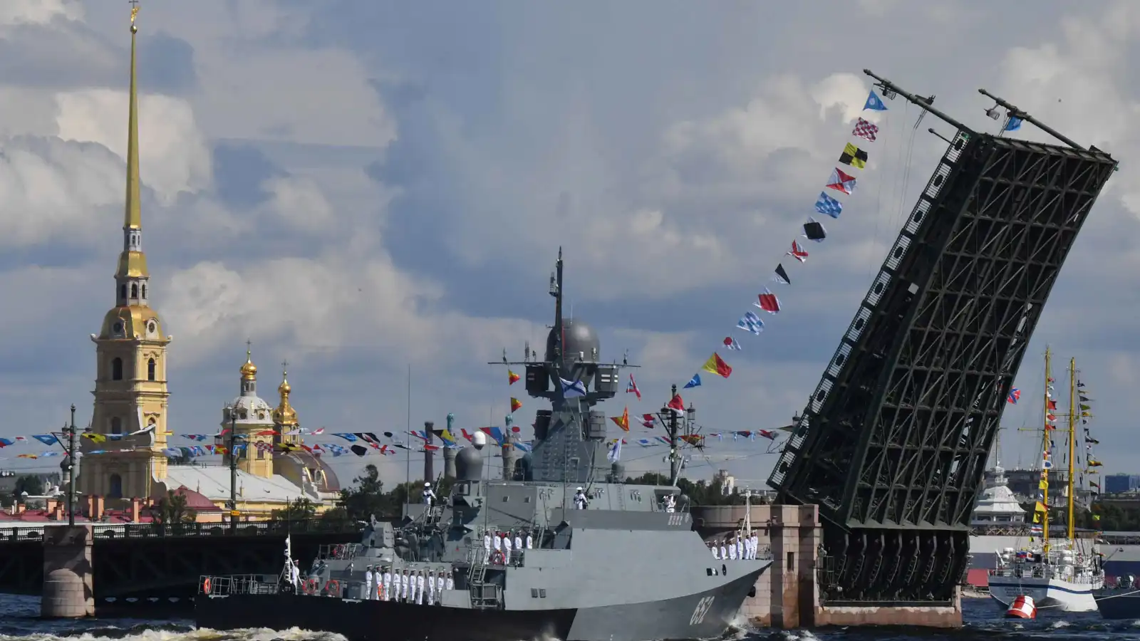 الكرملين يلغي عرضا كبيرا للبحرية الروسية "لأسباب أمنية"