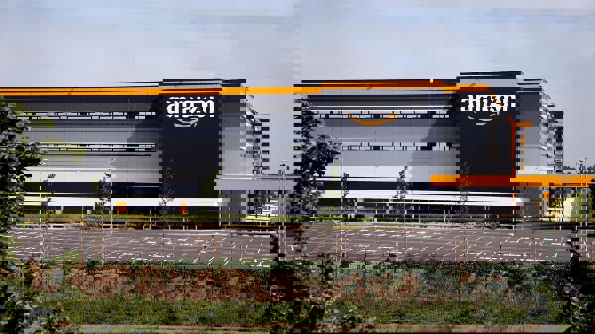 لأول مرة.. "أمازون" تسرح موظفين سعيًا إلى إلغاء 10 آلاف وظيفة