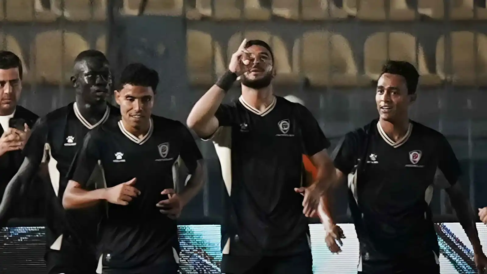 حامد حمدان مع لاعبي بتروجت