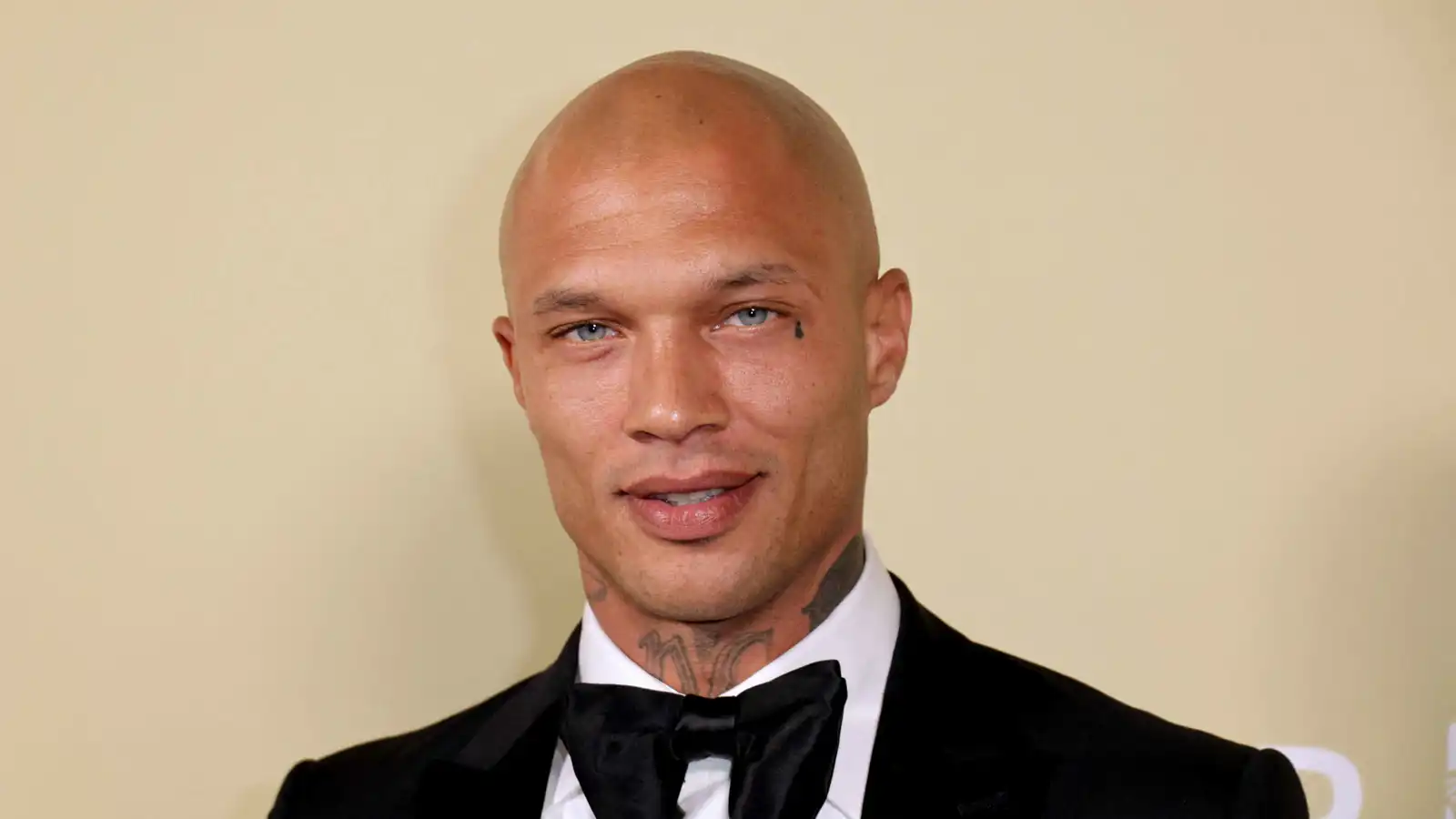 "المجرم الوسيم".. جيريمي ميكس يستعد لطرح سيرته الذاتية