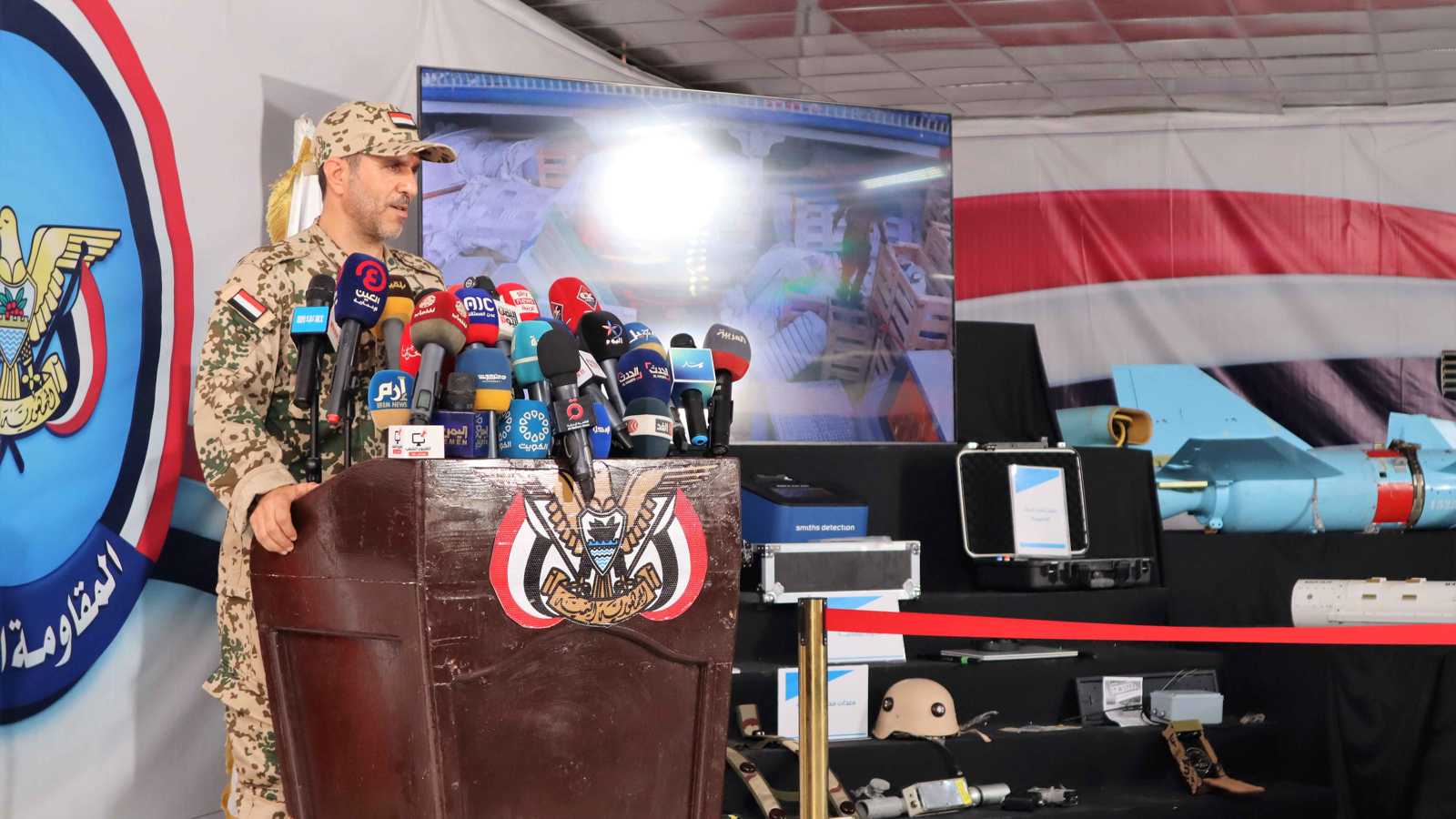 سلطات اليمن تكشف تفاصيل إحباط أكبر شحنة أسلحة إيرانية للحوثيين (فيديو)