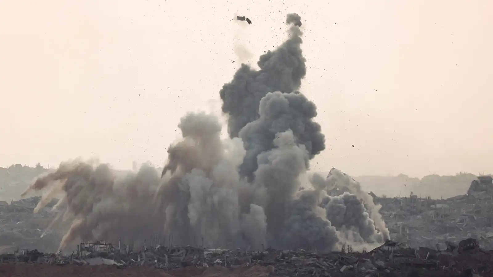 الجيش الإسرائيلي يكثف قصف دير البلح وسط غزة‎