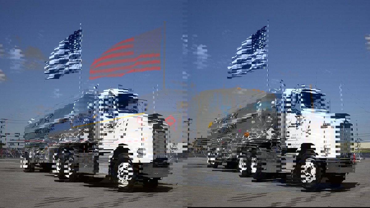 النفط ينزل نتيجة ضعف نمو الطلب وزيادة مفاجئة للمخزونات الأمريكية