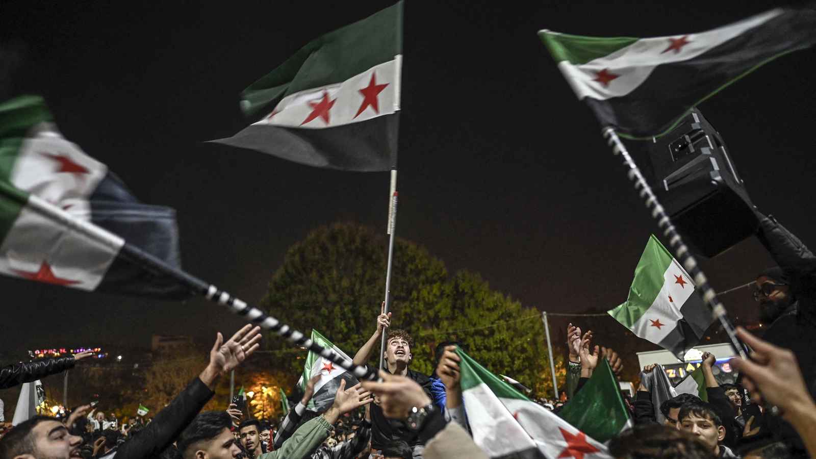 الشيباني يشارك برفع العلم السوري الجديد في مقر الأمم المتحدة