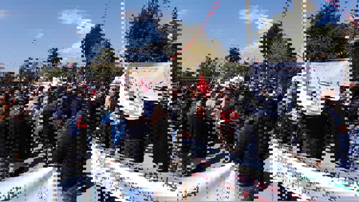 مزارعون في تونس يغلقون الطرق ويحتجون أمام البرلمان (صور)