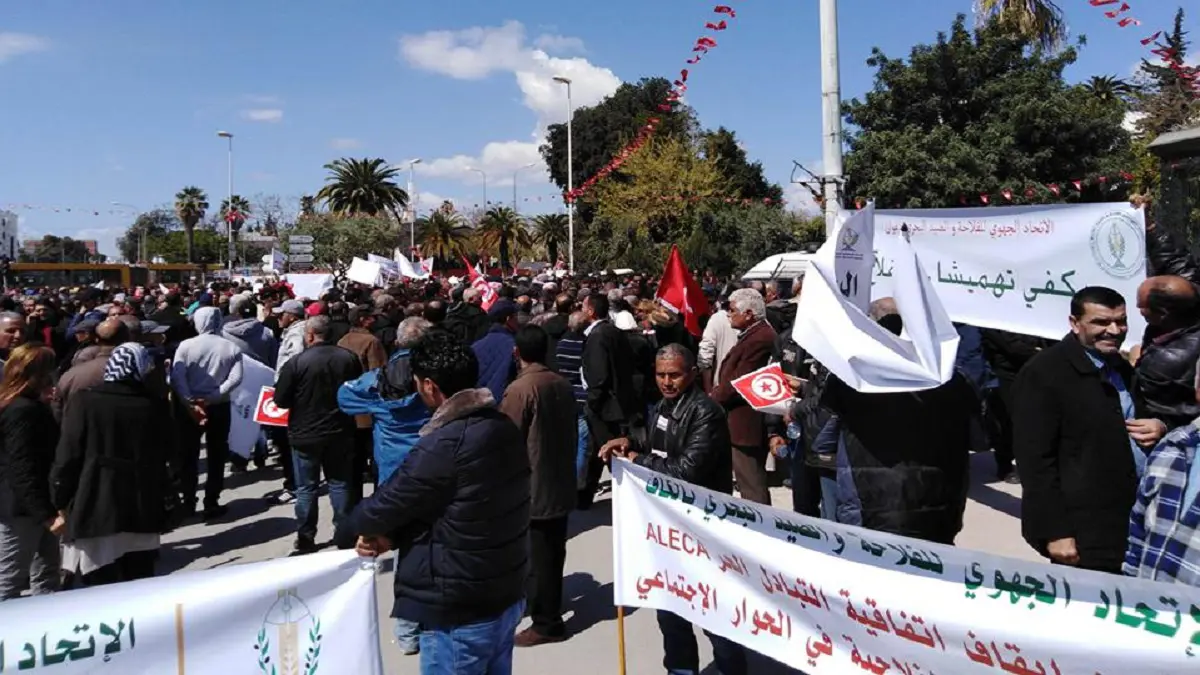 مزارعون في تونس يغلقون الطرق ويحتجون أمام البرلمان (صور)