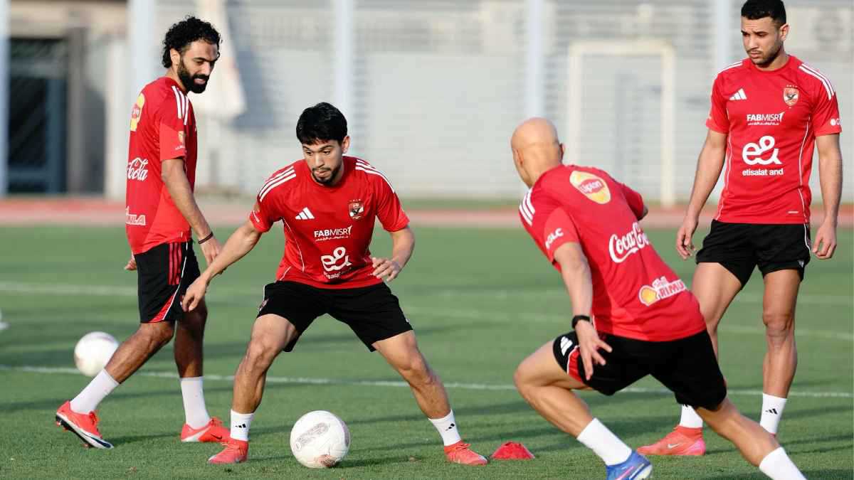 مدافع الأهلي المصري يوجه طلبًا صادمًا للإدارة 