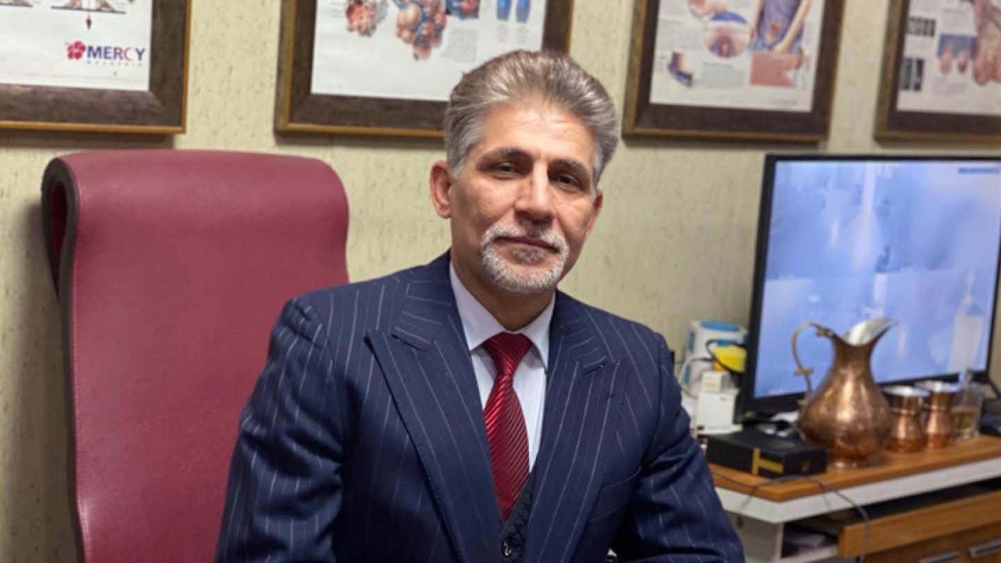 أشهر محارب للقاحات كورونا.. وفاة الطبيب العراقي حامد اللامي