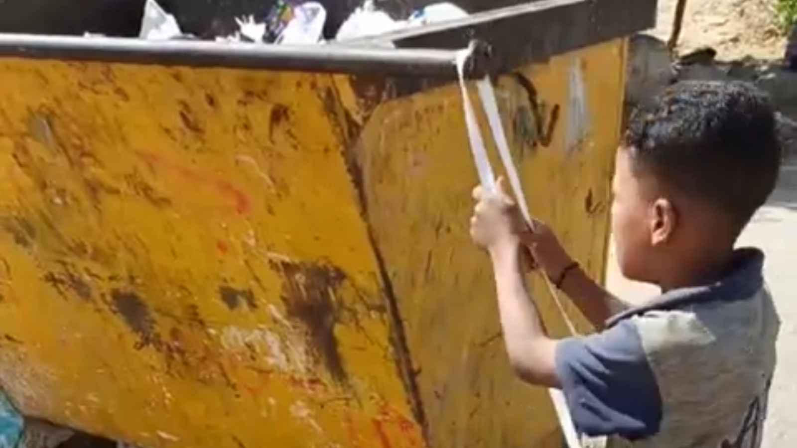 كيف علق والد "طفل الأرجوحة" على الفيديو الذي خطف قلوب المصريين؟