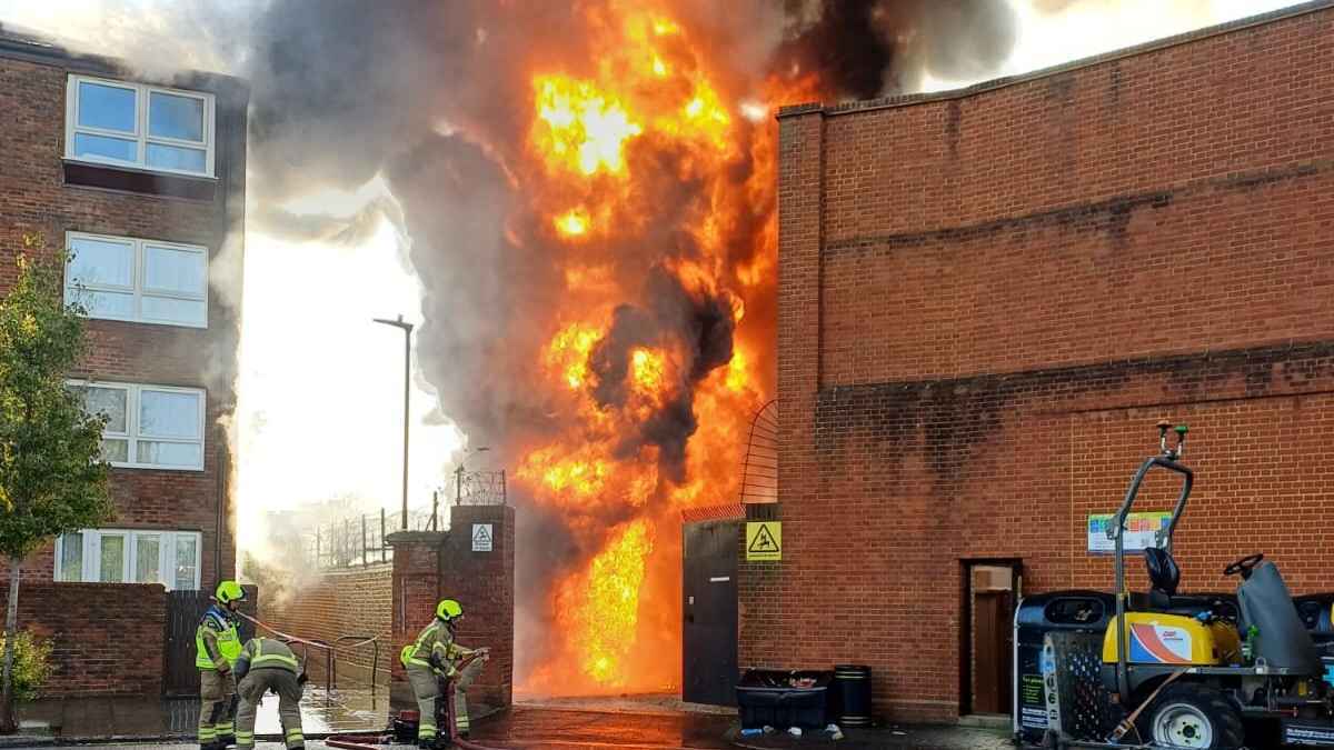 حريق ضخم في محطة كهرباء غربي لندن (فيديو)