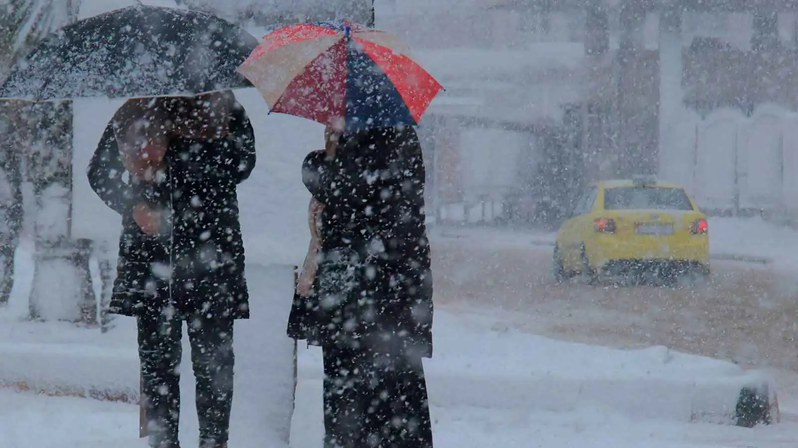 فرق الإنقاذ تكافح لفتح طرق أغلقتها الثلوج في سوريا (فيديو وصور)