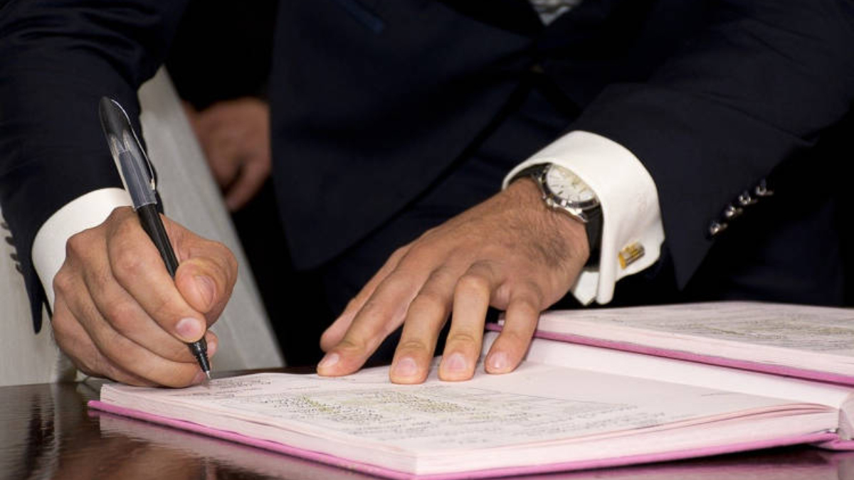 قاضية تتزوج طليقها دون معرفته لمنع ارتباطه بأخرى