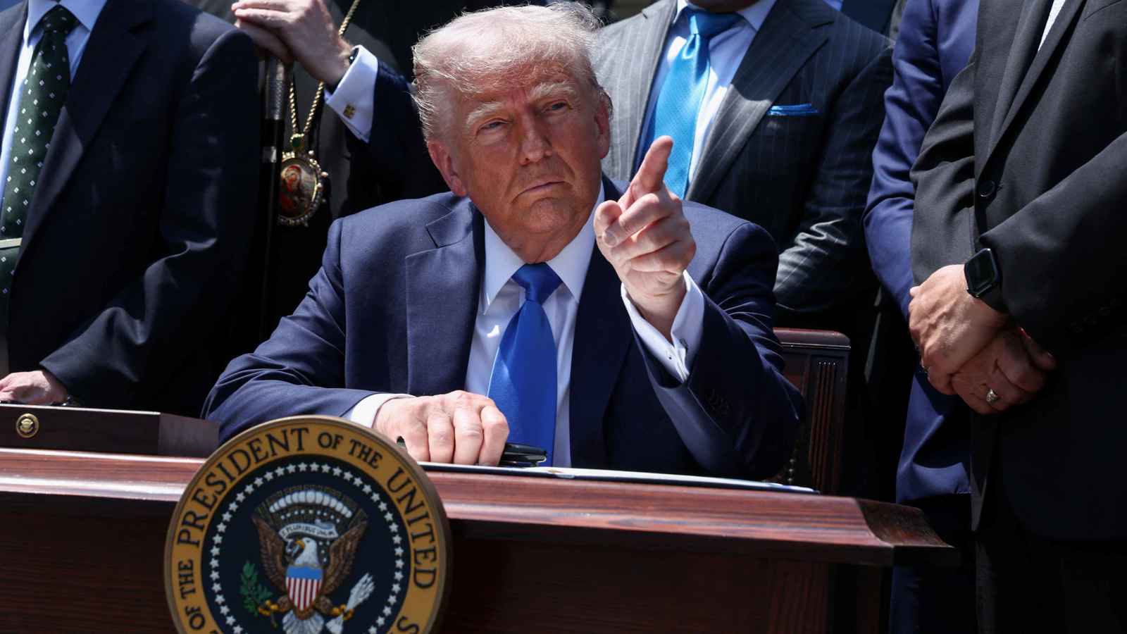 بـ 50 مليار يورو.. أوروبا تقدم عرضا لحل أزمة الرسوم مع ترامب