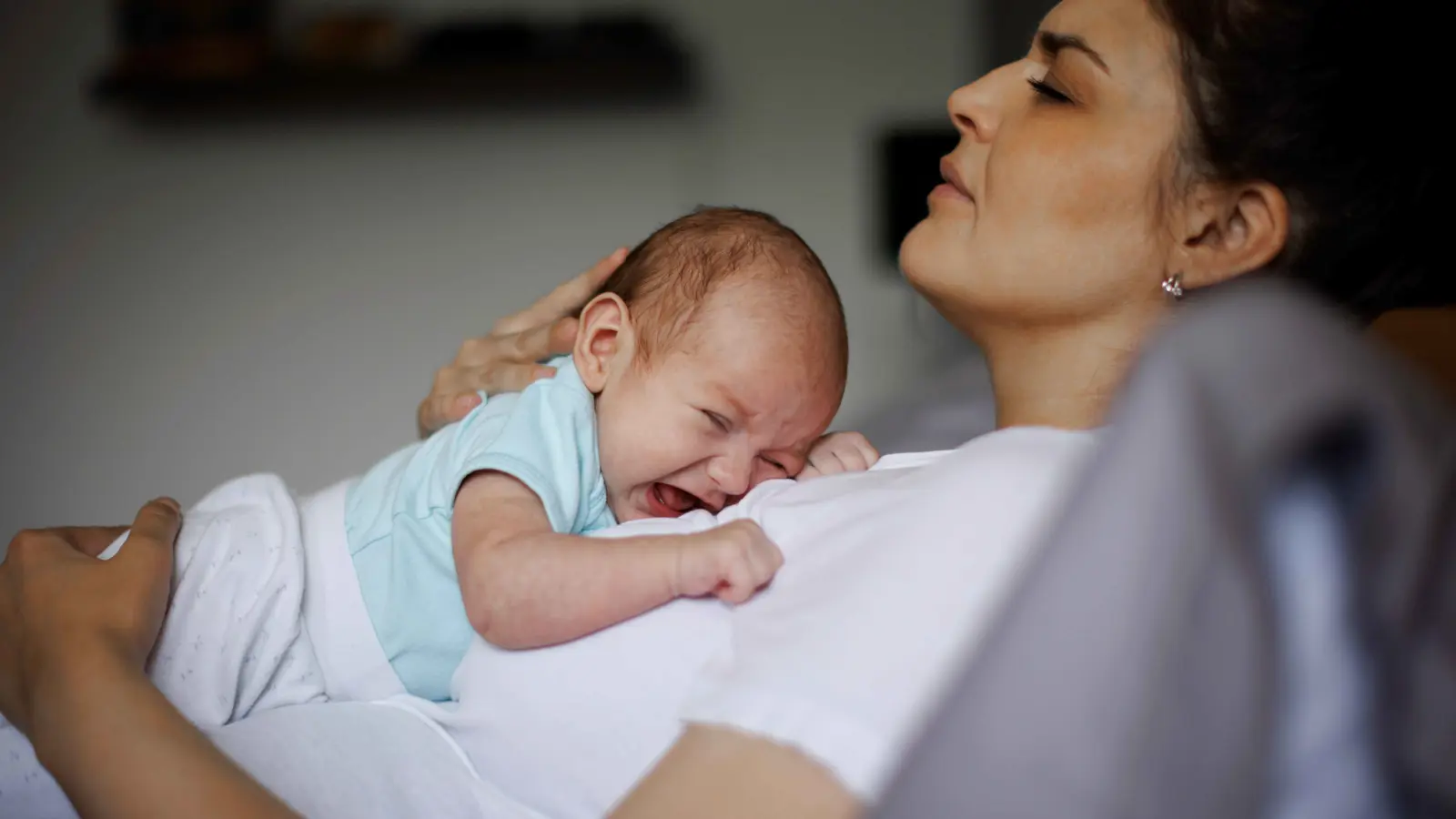 أي الأمهات معرضة أكثر لاكتئاب ما بعد الولادة؟