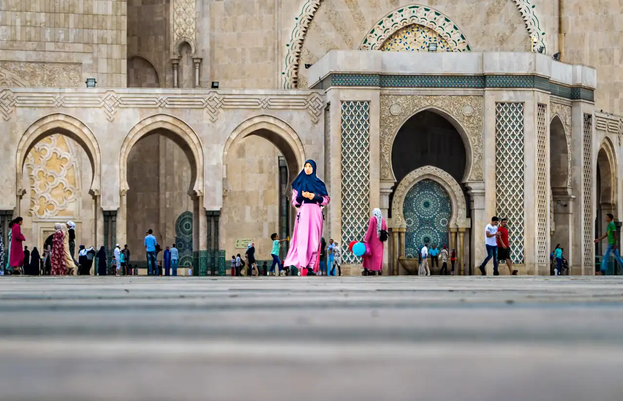 المصلون في ساحة مسجد الحسن الثاني