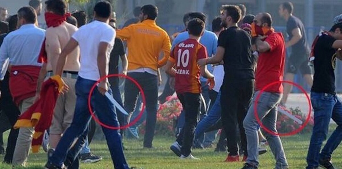 اشتباكات بالسواطير والأسلحة الحادة في السوبر التركي (فيديو)