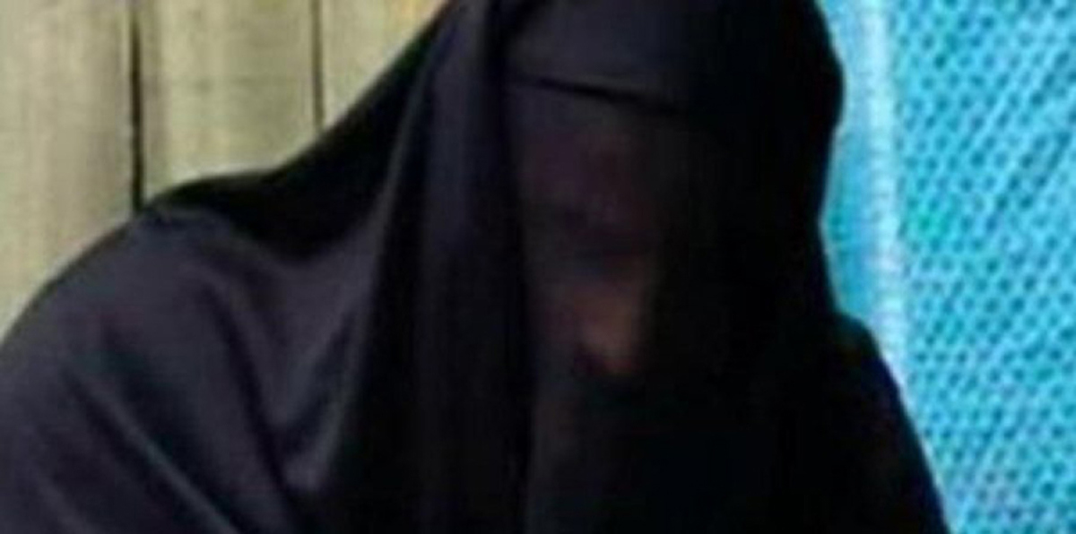 بالصور.. الشابان المتنكران بزي نسائي بالبريدة أرادا التحرش ولمس النساء