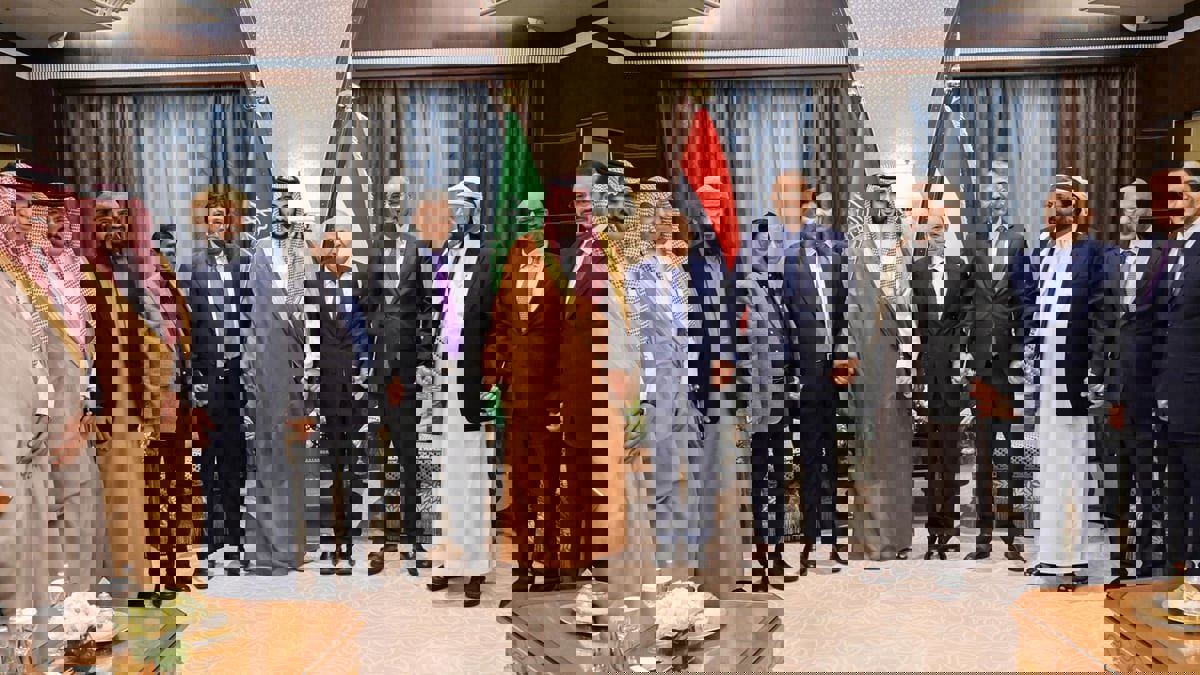 "أياد متشابكة".. تفاعل يمني واسع مع صورة وزير الدفاع السعودي ومجلس الرئاسة