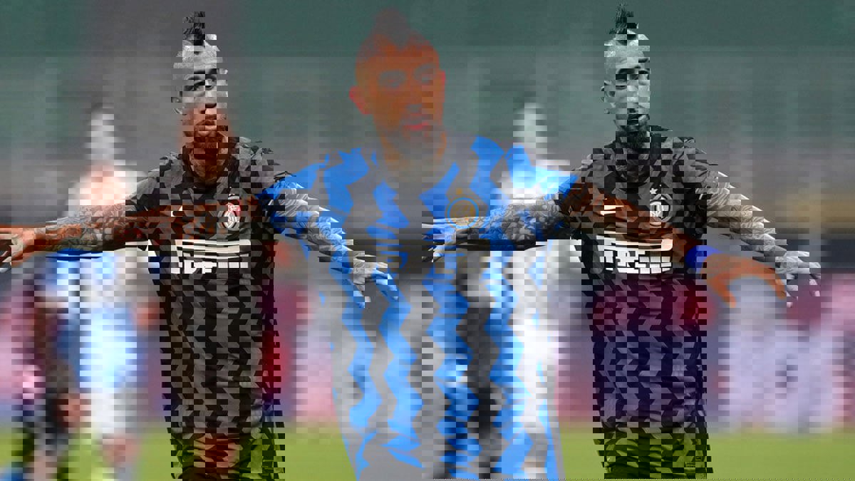 أرتورو فيدال نجم إنتر ميلان يرد على أزمة تقبيله شعار يوفنتوس