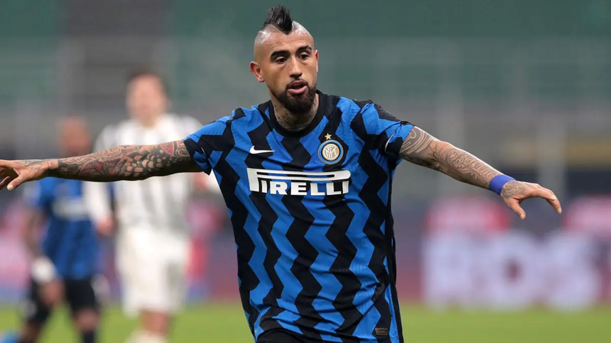 أرتورو فيدال نجم إنتر ميلان يرد على أزمة تقبيله شعار يوفنتوس