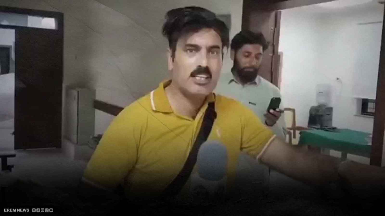 صفعه على الهواء.. مراسل يتحول إلى ضحية أمام الكاميرا (فيديو إرم)