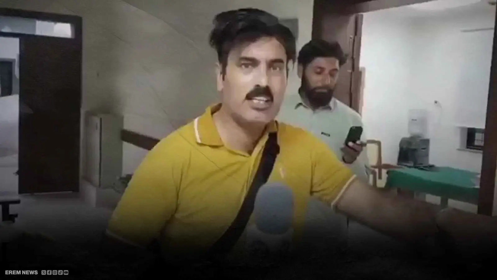 صفعه على الهواء.. مراسل يتحول إلى ضحية أمام الكاميرا (فيديو إرم)