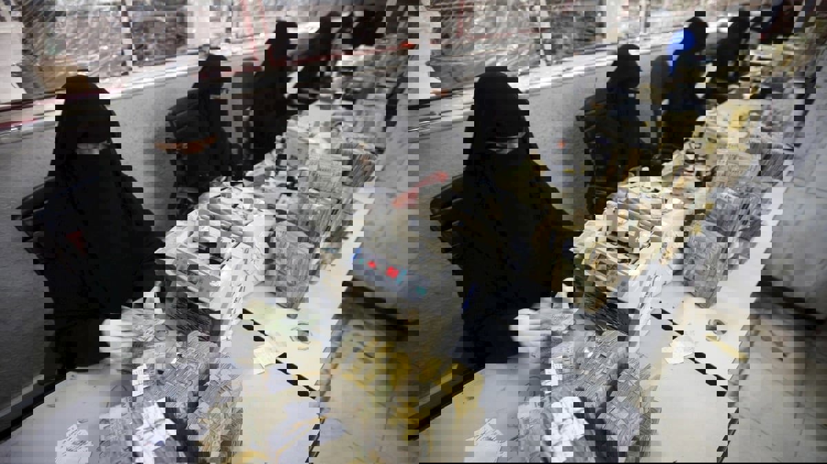 في ظل انهيار العملة.. اليمن يعين محافظا جديدا للبنك المركزي