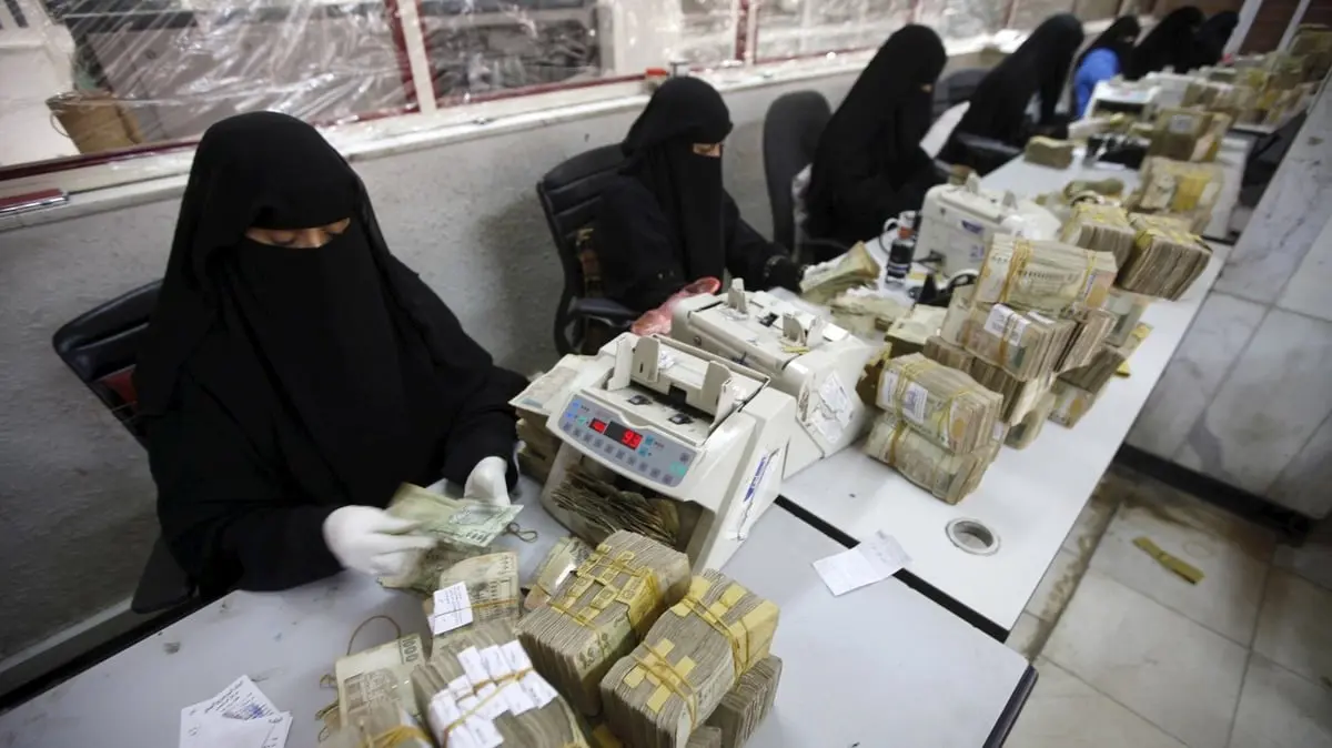 في ظل انهيار العملة.. اليمن يعين محافظا جديدا للبنك المركزي