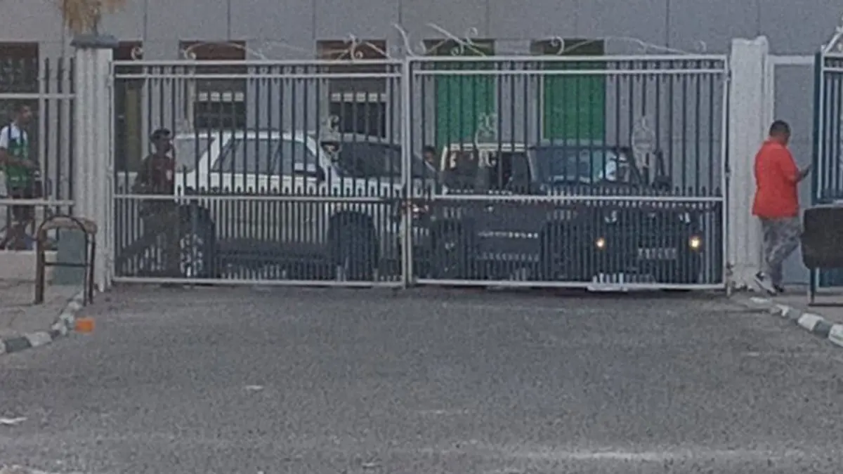 مسؤولو ملعب العربي يرفضون إدخال لاعبي السالمية بسياراتهم إلى الملعب