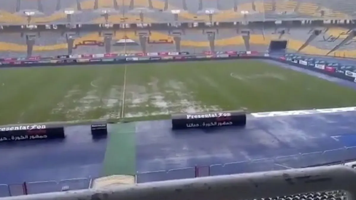سقوط الأمطار يتواصل.. شاهد ستاد برج العرب قبل ساعات من مباراة الأهلي والزمالك (صور وفيديو)