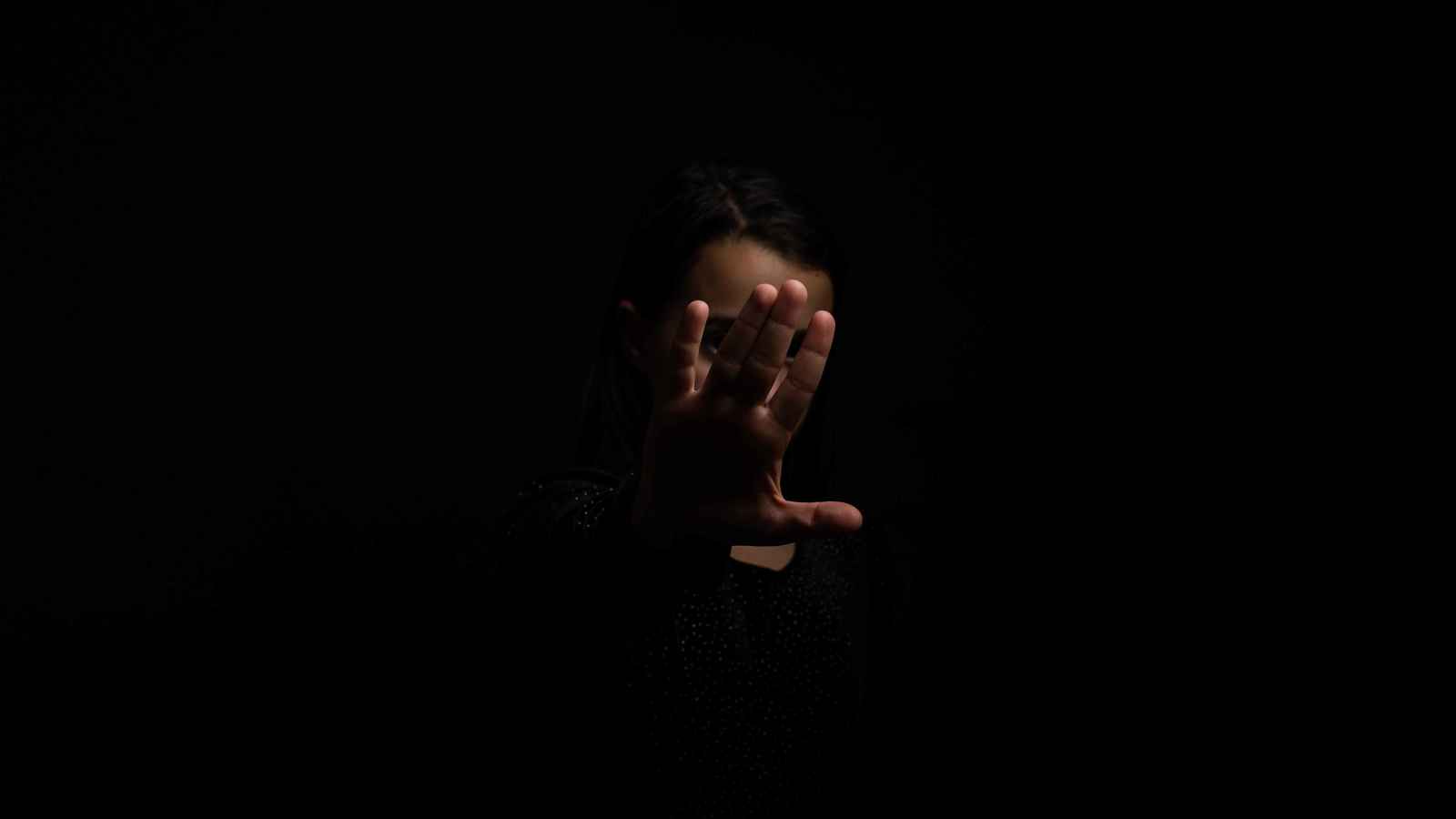 مقابل 300 دولار.. أم مغربية تتاجر بـ"مقاطع جنسية" لابنتها القاصر