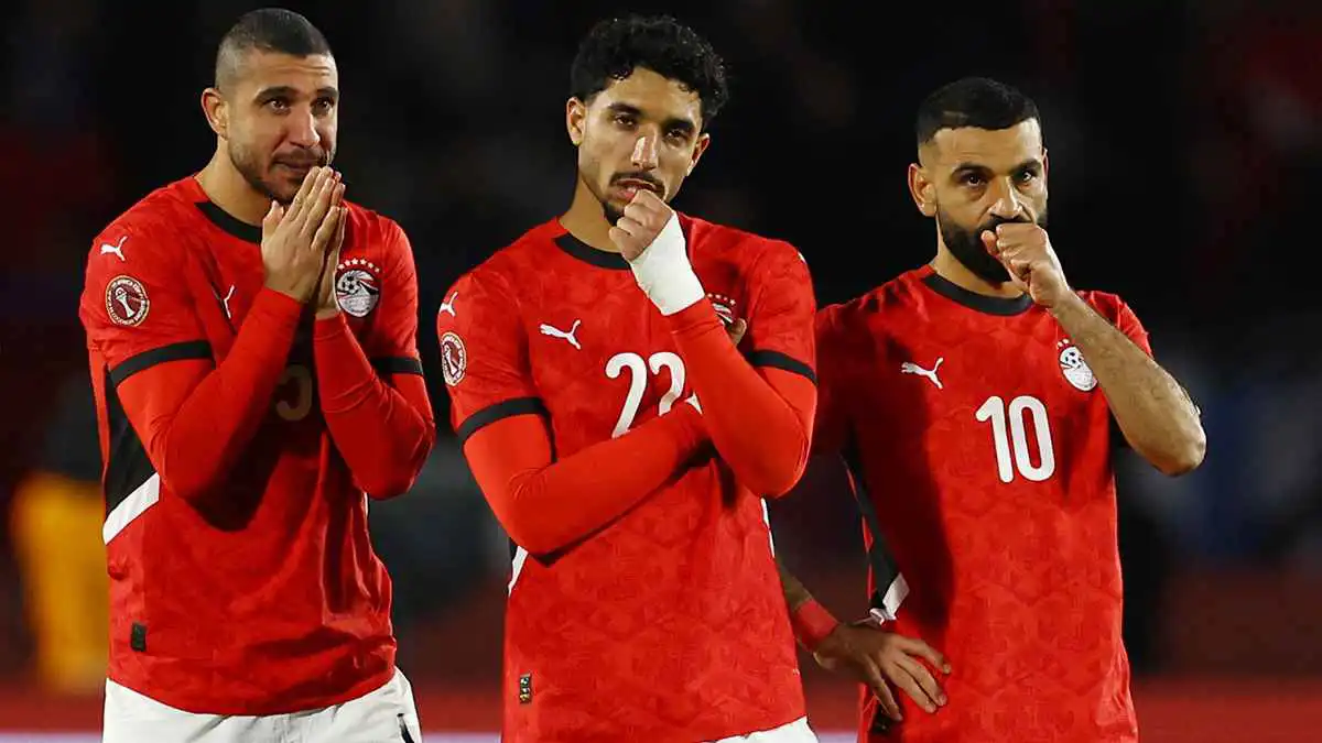 نجم منتخب مصر يرفض العودة إلى القاهرة ويطير لإنجلترا