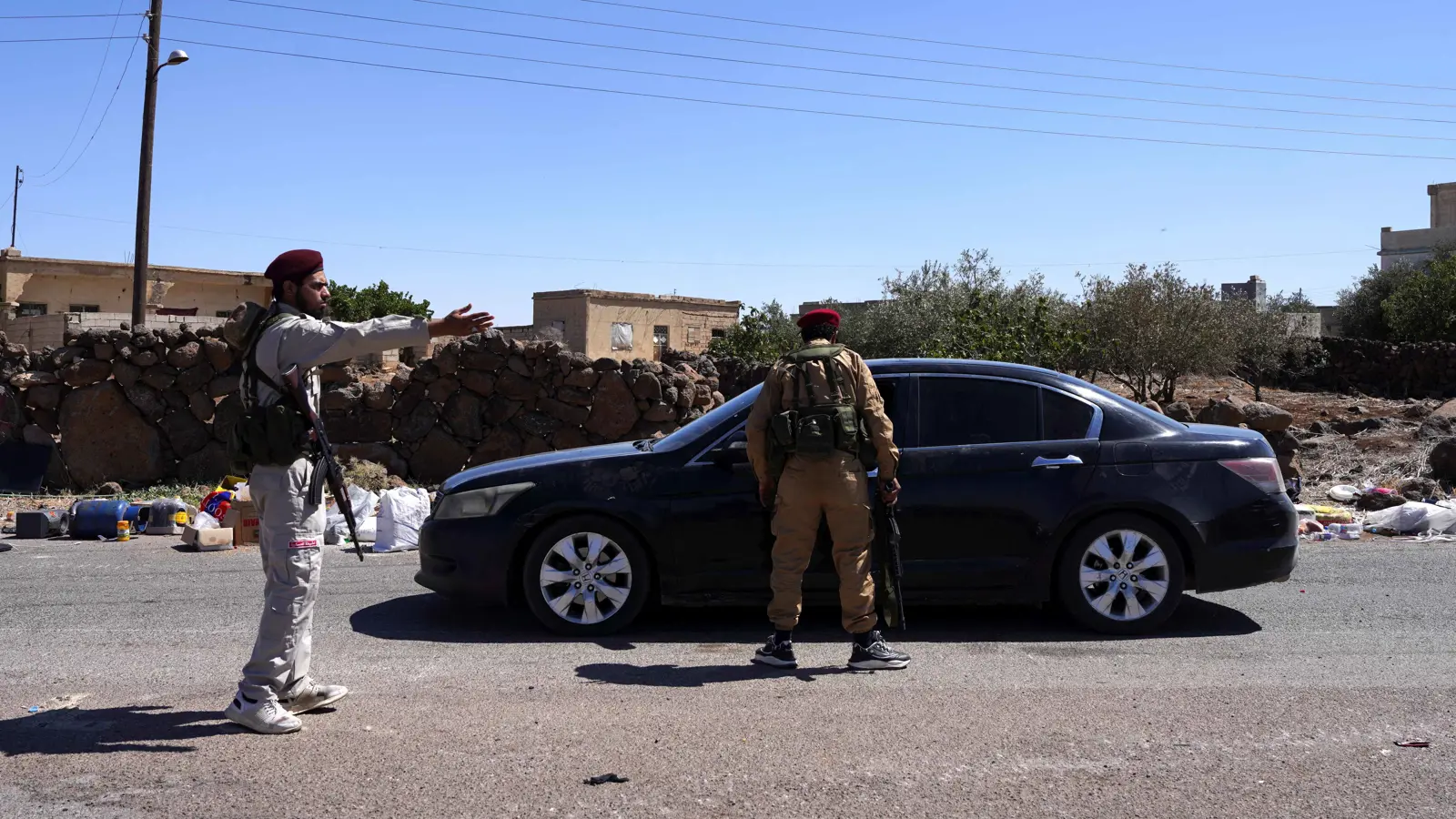 فصائل تابعة لحكمت الهجري تفرض حظر تجول في السويداء