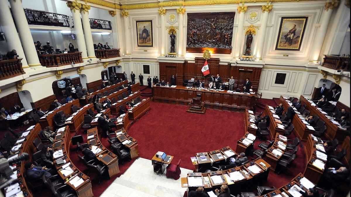 طلبت من مستشارها تقليم أظافرها.. دعوات لمحاسبة نائبة يسارية في البيرو (صور)