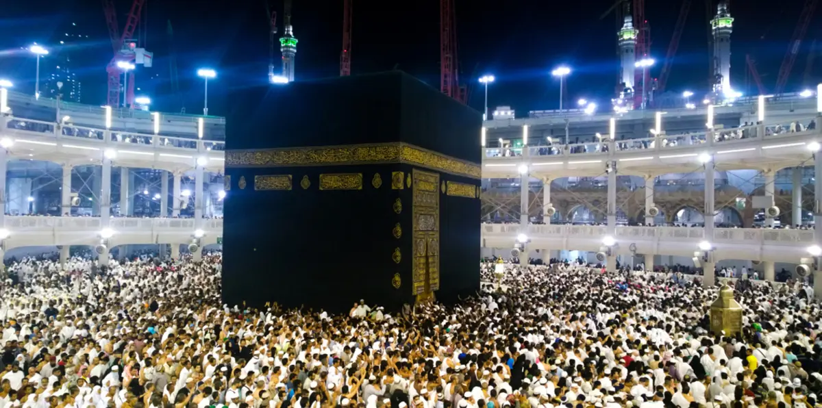 صورة نادرة لأمير المدينة المنورة يؤدي مناسك الحج طفلاً