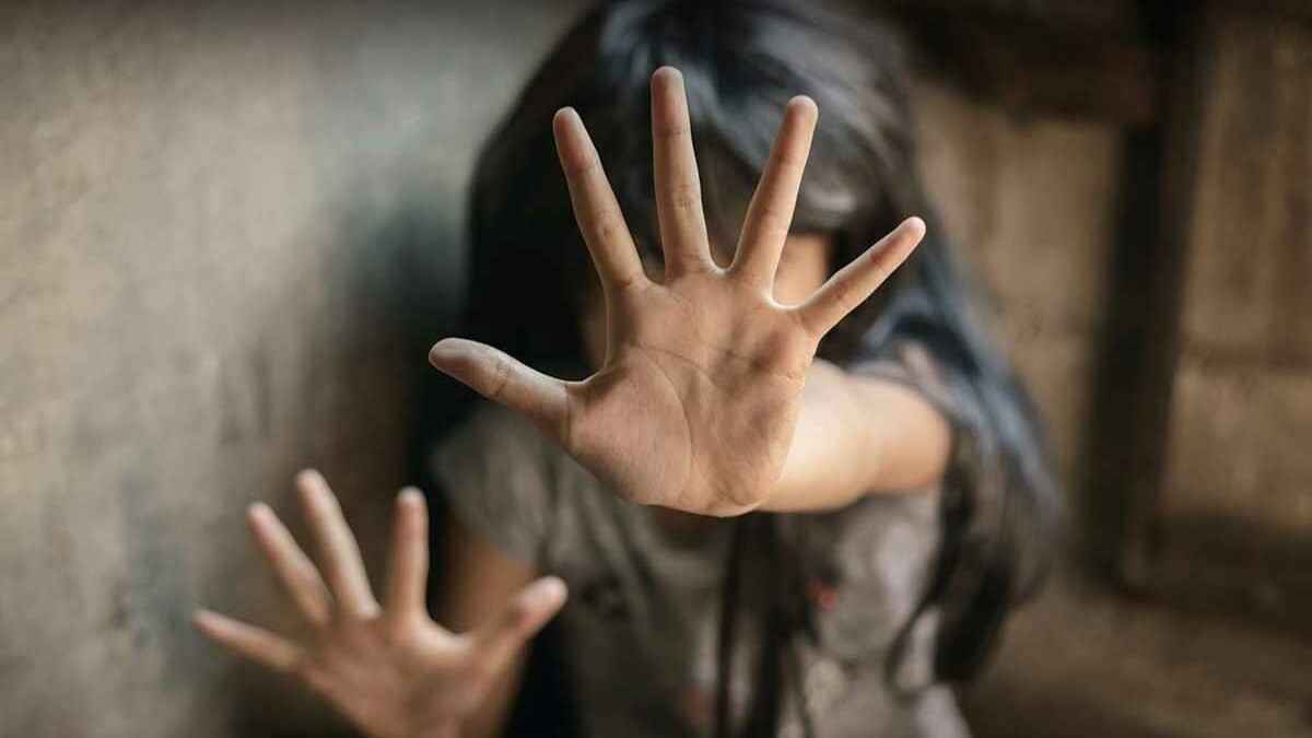 السجن 19 عاما لأب عنّف طفلته بوحشية