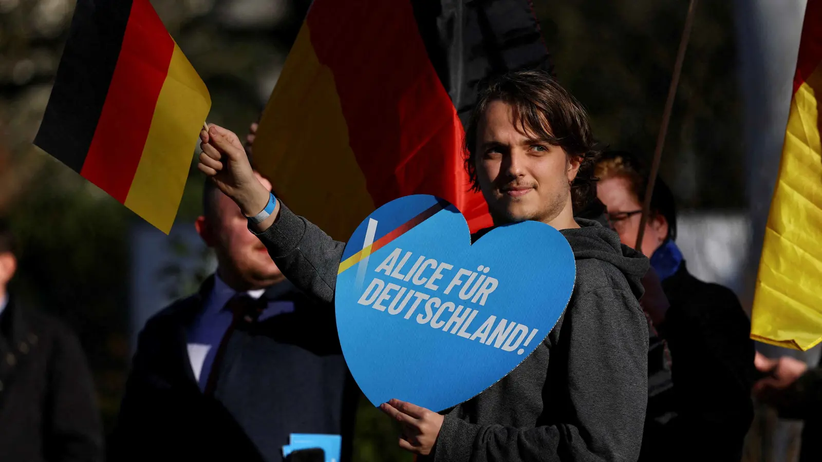 بلومبيرغ: اليمين المتطرف يدفع ألمانيا إلى نقطة الانهيار