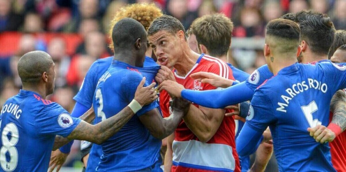 هل "عضّ" مهاجم ميدلسبرة مدافع مانشستر يونايتد؟ (فيديو)