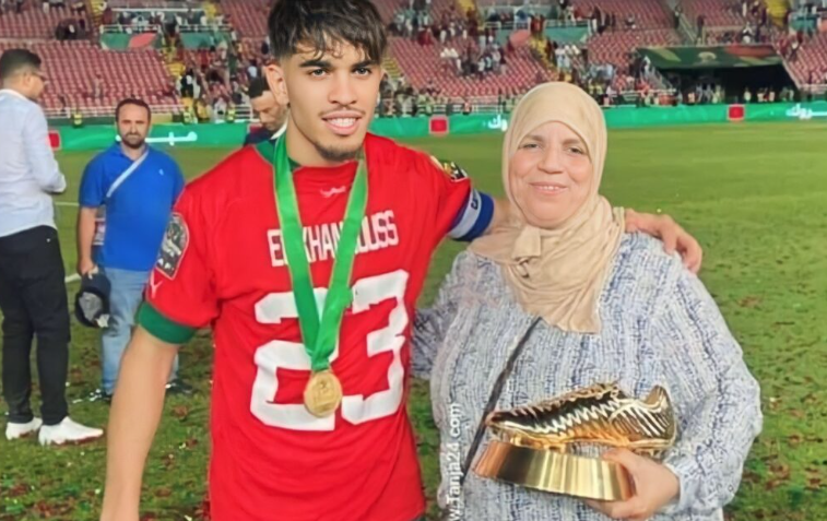 والدة لاعب مغربي تنال إعجابا في تتويج "أسود الأطلس"