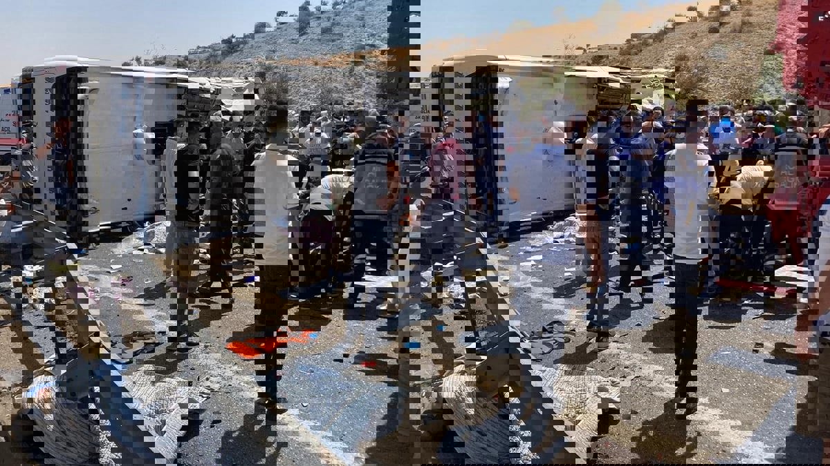 مقتل 32 على الأقل جراء اقتحام حافلة وشاحنة موقعي حادثين في تركيا