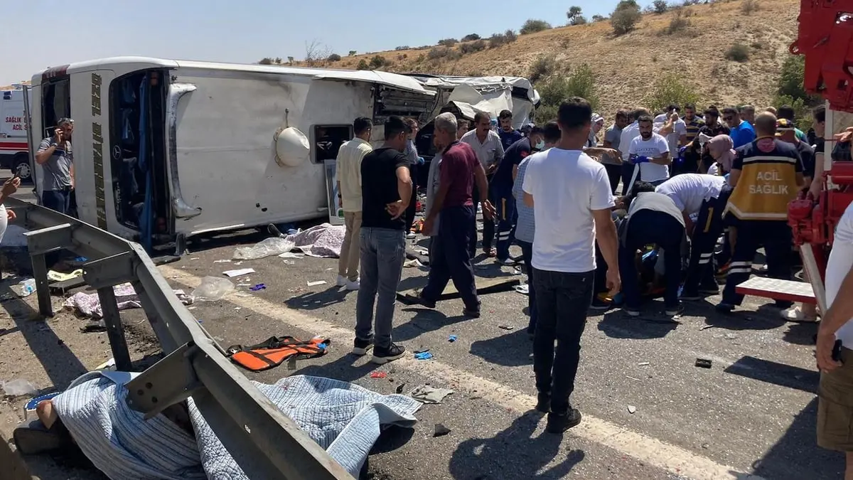 مقتل 32 على الأقل جراء اقتحام حافلة وشاحنة موقعي حادثين في تركيا