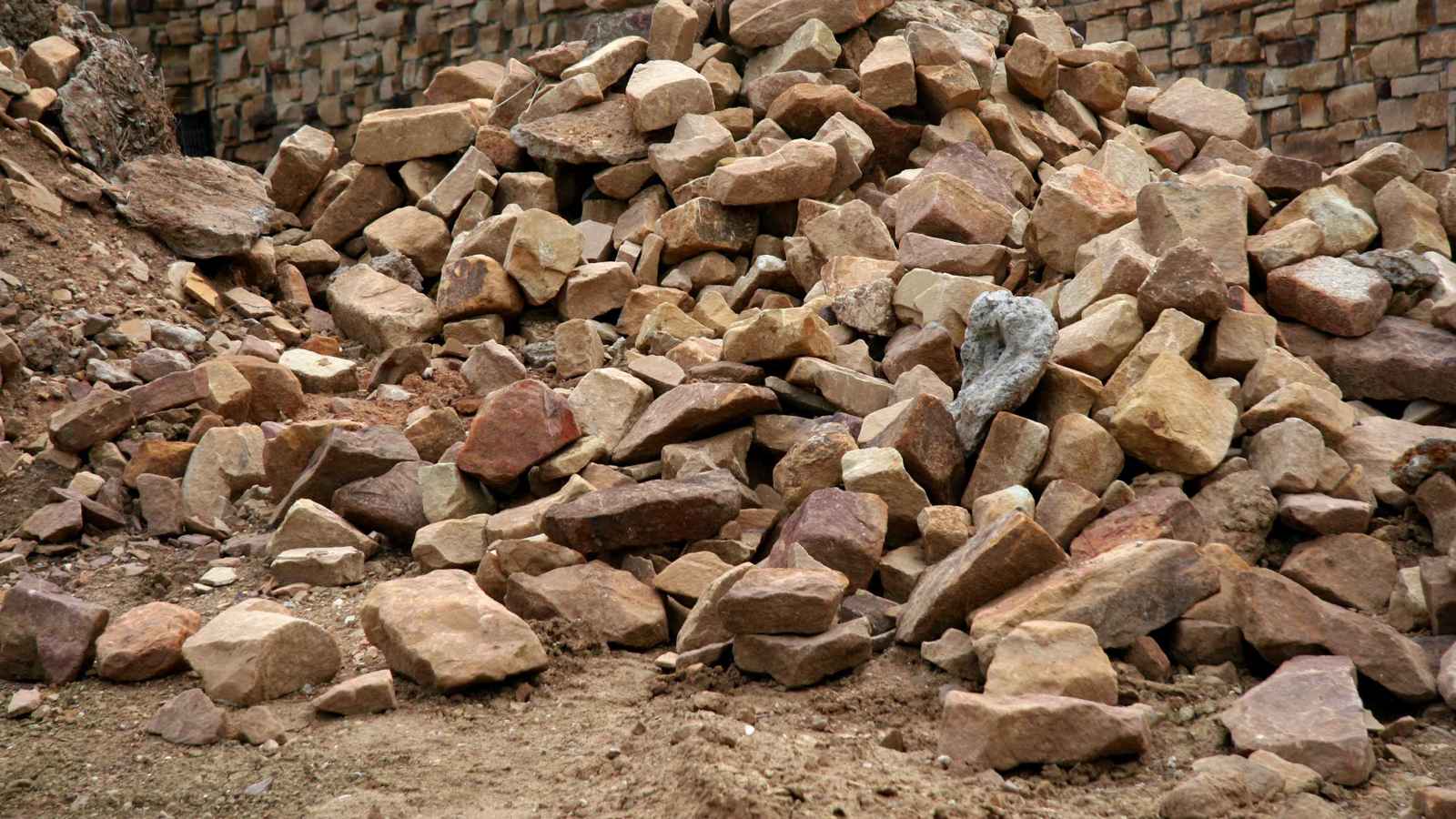 انتشال جثة طفلة من تحت أنقاض منزل في قرية مصرية