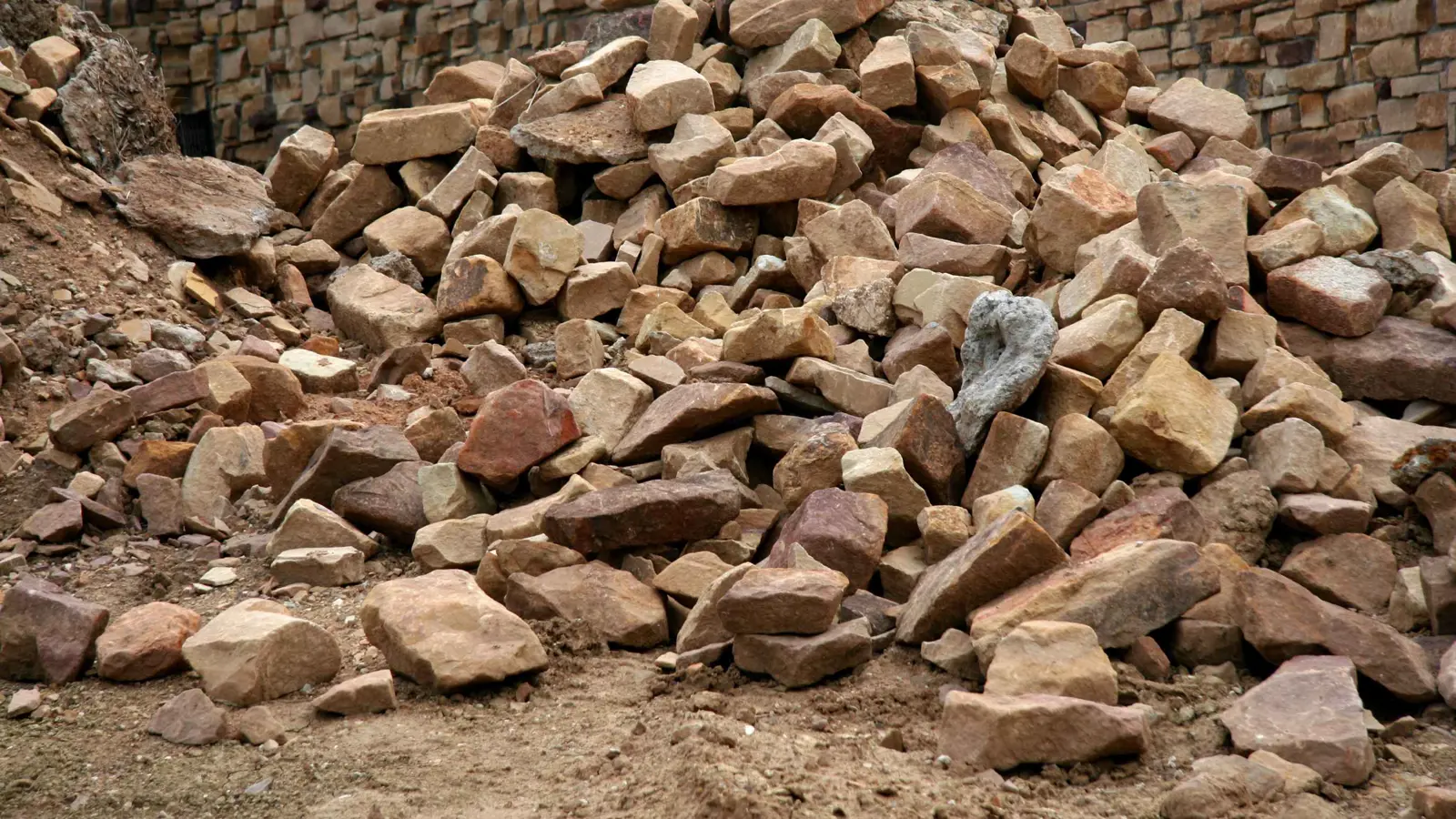 انتشال جثة طفلة من تحت أنقاض منزل في قرية مصرية