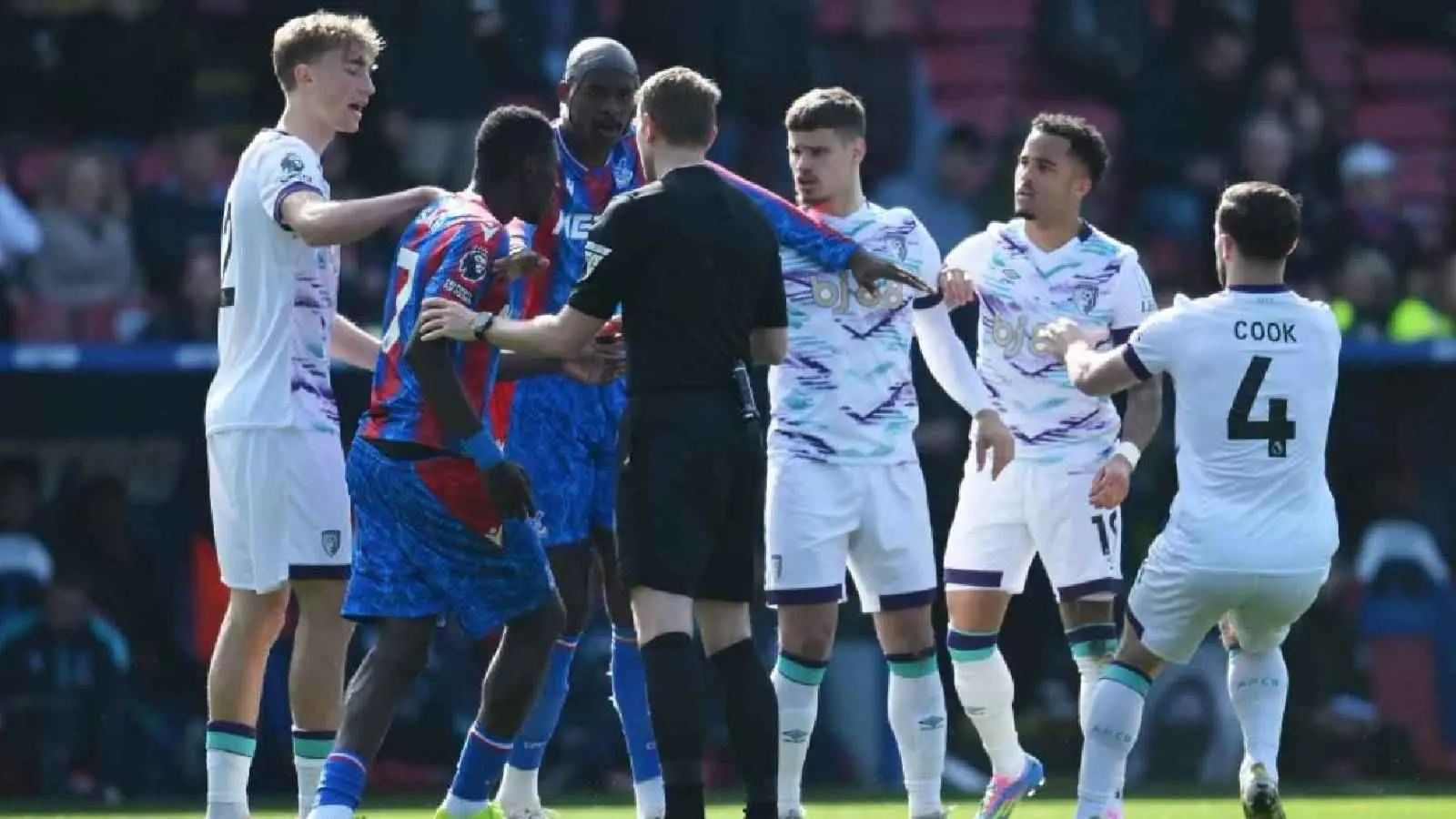 بالملابس الداخلية.. نجل كلويفرت بطل أغرب مشاجرة في الدوري الإنجليزي (صور)