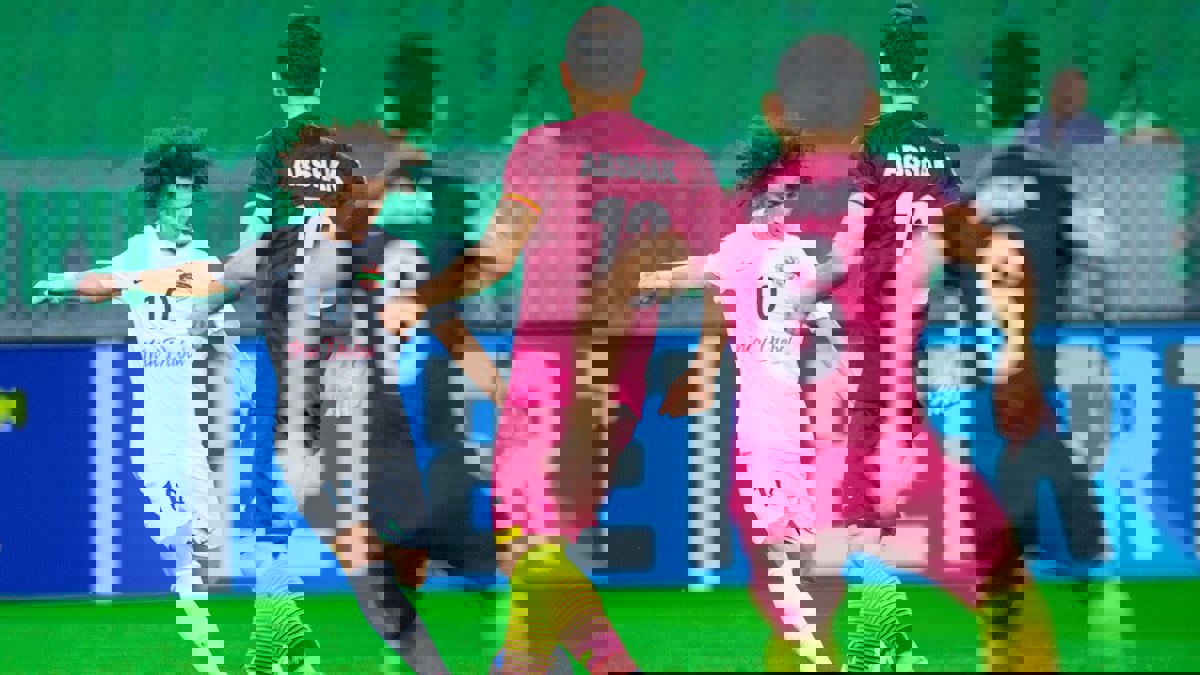 عموري يخرج غاضبًا بعد استبداله في مباراة شباب الأهلي ضد فولاد في دوري أبطال آسيا