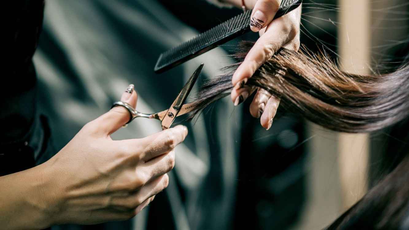 رجل يقص شعره لدى مصففة لسبب إنساني.. ما القصة؟ (فيديو)