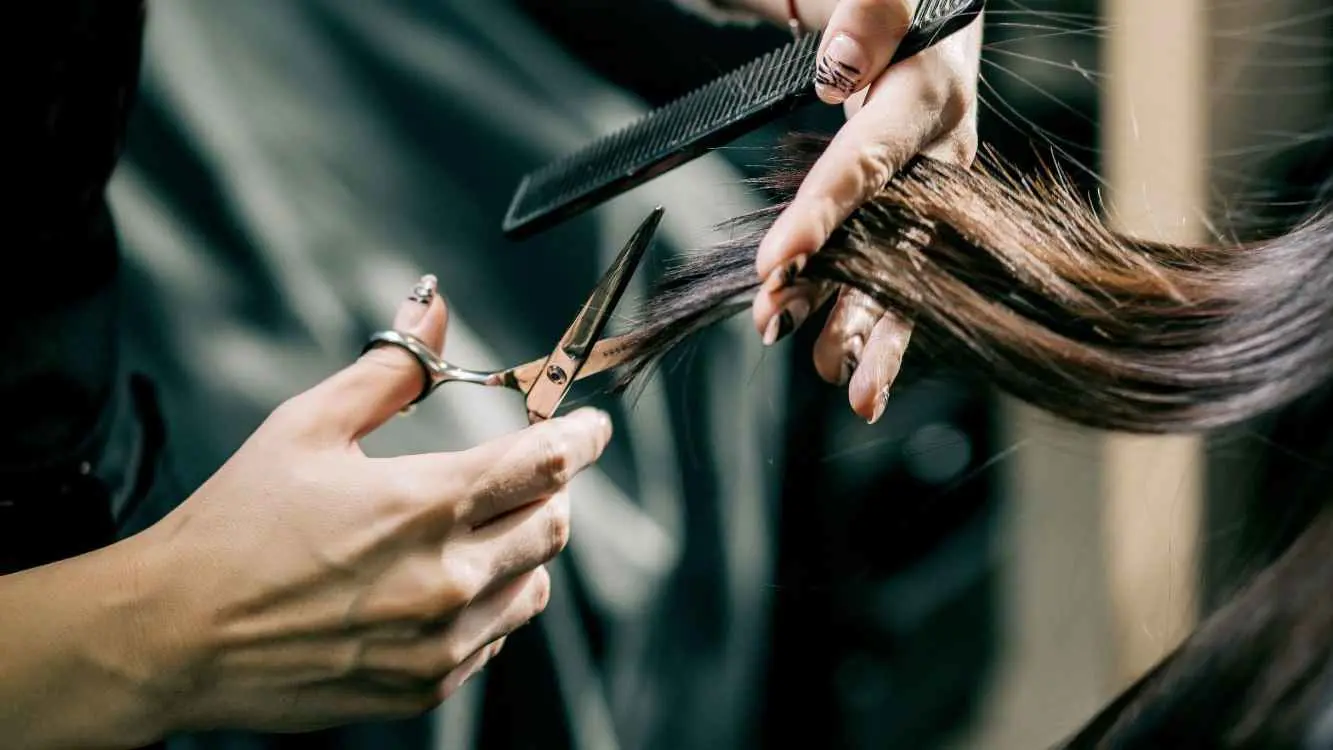 رجل يقص شعره لدى مصففة لسبب إنساني.. ما القصة؟ (فيديو)