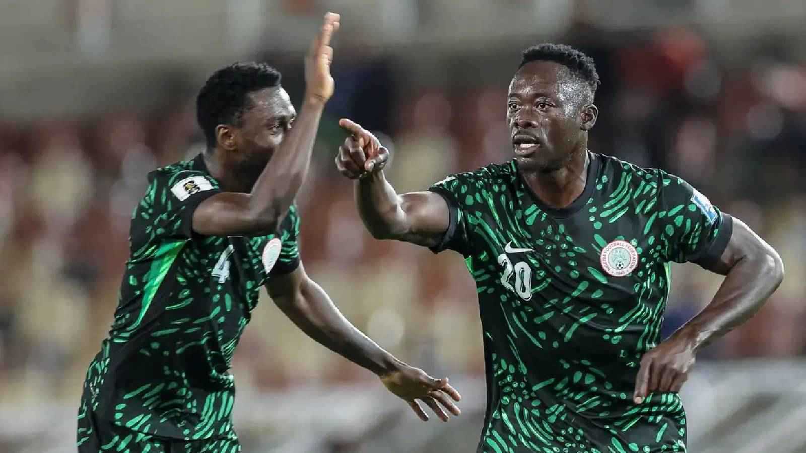 تشقق الزجاج الأمامي.. حادث مرعب لطائرة منتخب نيجيريا في الهواء (صور)